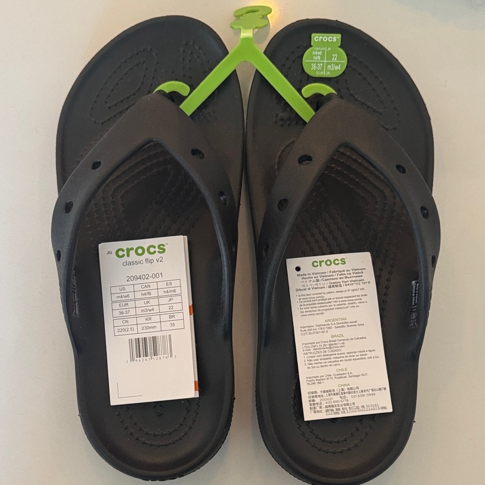 Crocs sandals/flip flops black women’s size 6